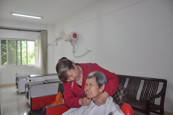 為老人剪發
